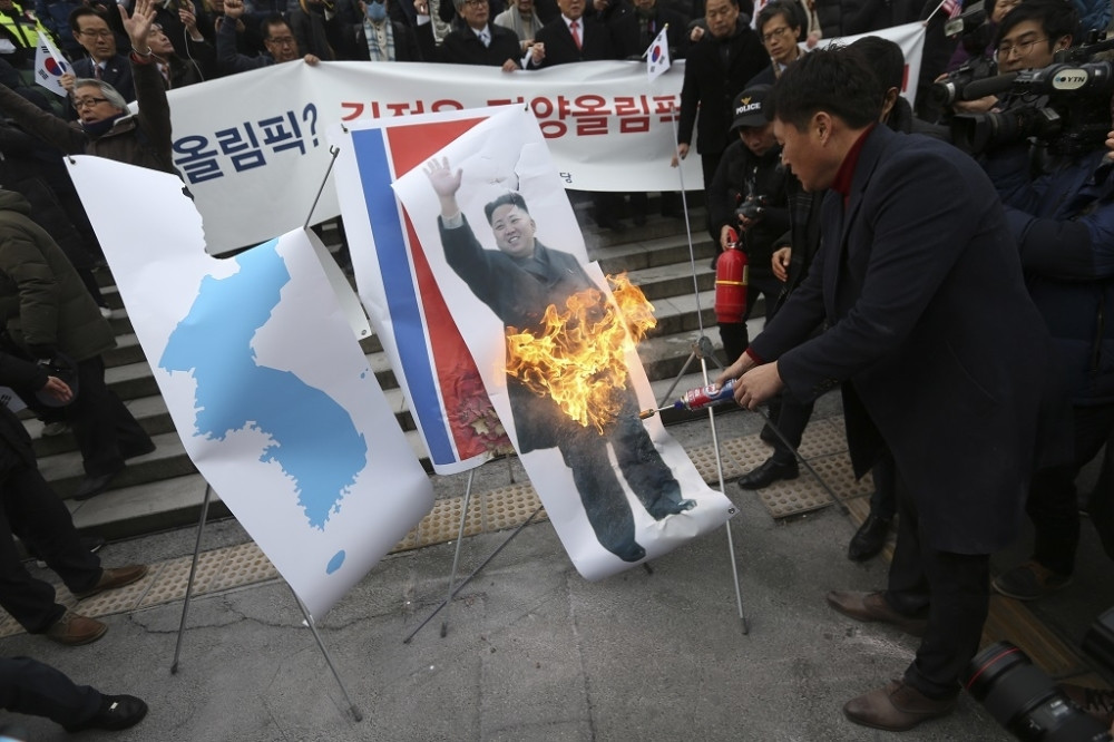 Spalili Kimovu sliku, policajci jurili da je gase!