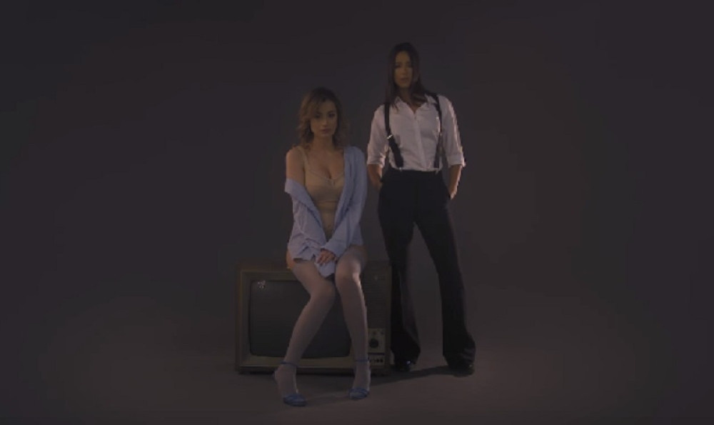 Srpska pevačica se mazila s devojkom koja joj je lizala prste! (18+)