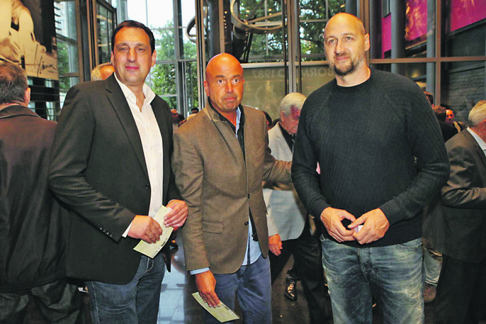 Srbi nam prišli i rekli da NAVIJAJU ZA NAS!