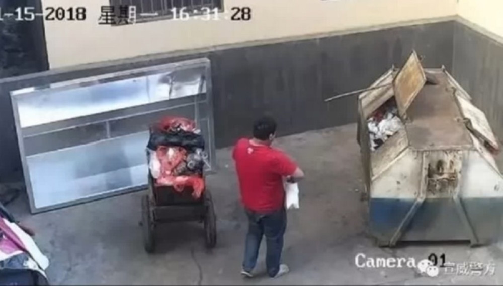 Sigurnosna kamera snimila oca kako baca novorođenu ćerku u đubre!