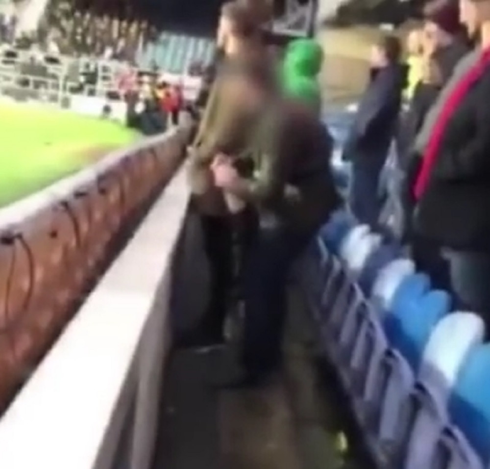 Navijač urinirao u flašicu iz koje pije golman (18+)