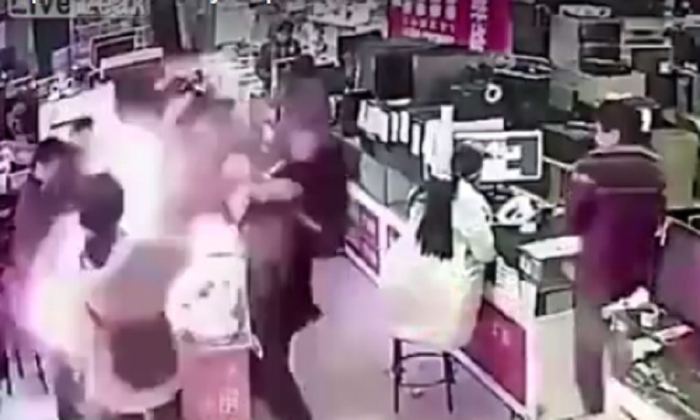 Bukvalno nećete verovati šta mu se dogodilo kada je zagrizao bateriju!