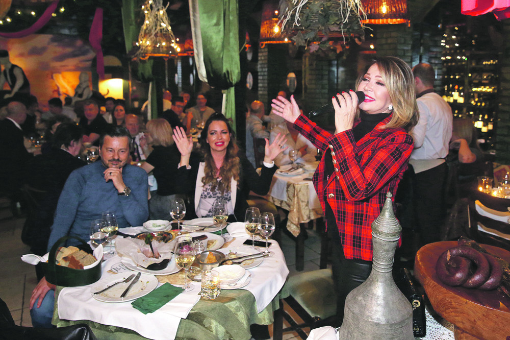 Neda pevala, gosti uživali u ćevapima