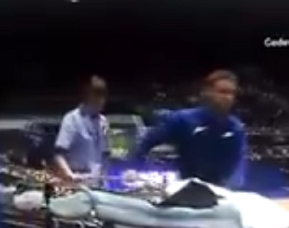 Mačvan iznet na nosilima i transportovan u bolnicu (VIDEO)