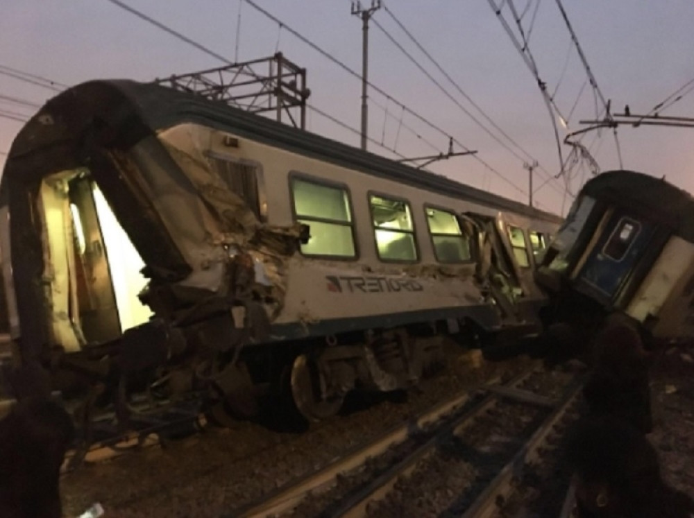 Voz izleteo sa koloseka, iscurelo 10 tona OPASNIH MATERIJA, sve može da plane u sekundi!