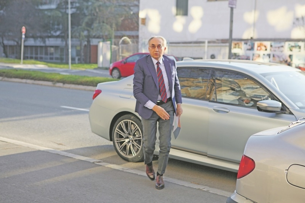 Miško trčao, a Milo pao na stepeništu!