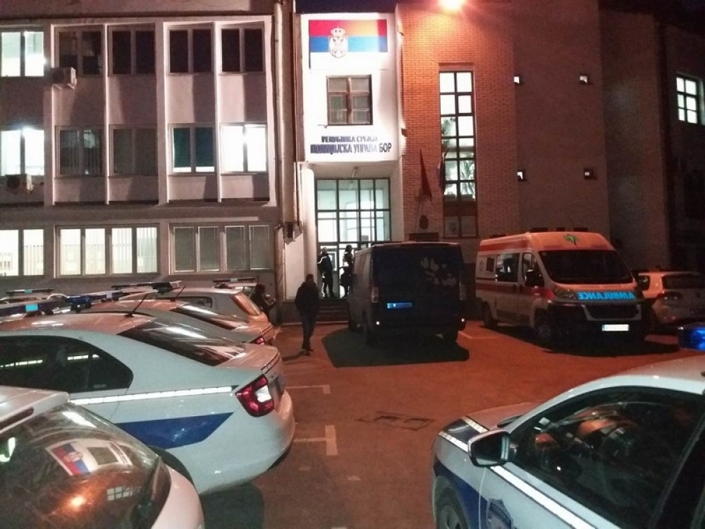 Kamenovali policajce jer su im uhapsili drugove