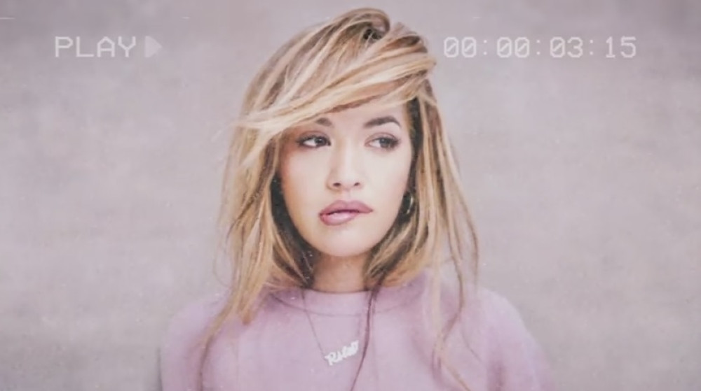 Pevačica potpuno naga uživa u desertu (18+)