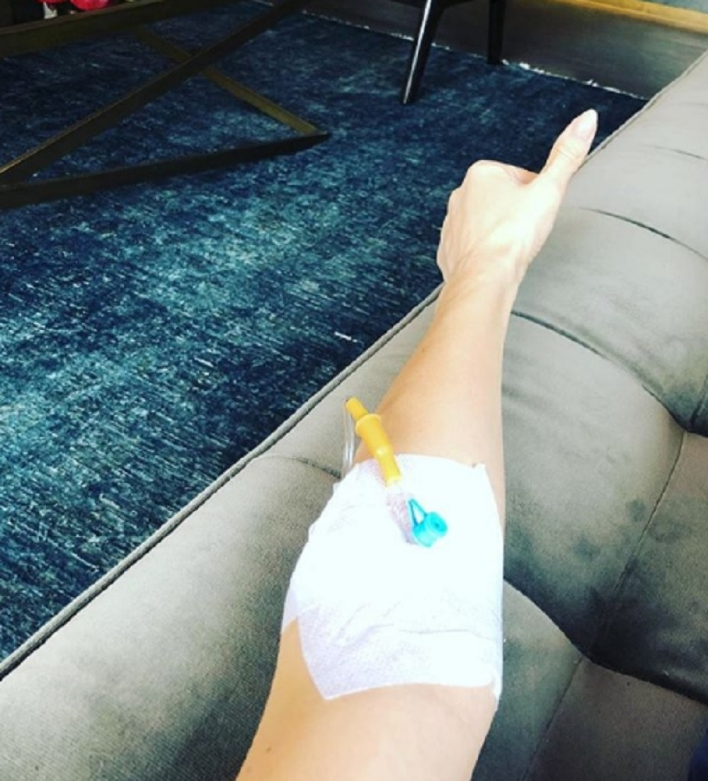 Poznata pevačica završila na infuziji! (FOTO)