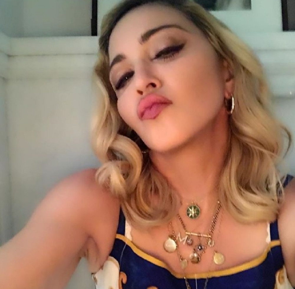 Gole grudi, gaćice i štaka: Madona (62) ne prestaje da pravi skandalozne poteze i izaziva burne reakcije!