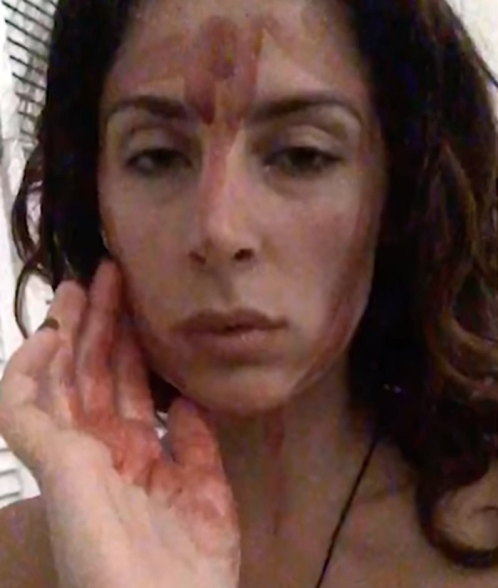 Menstrualnu krv razmazuje po licu!