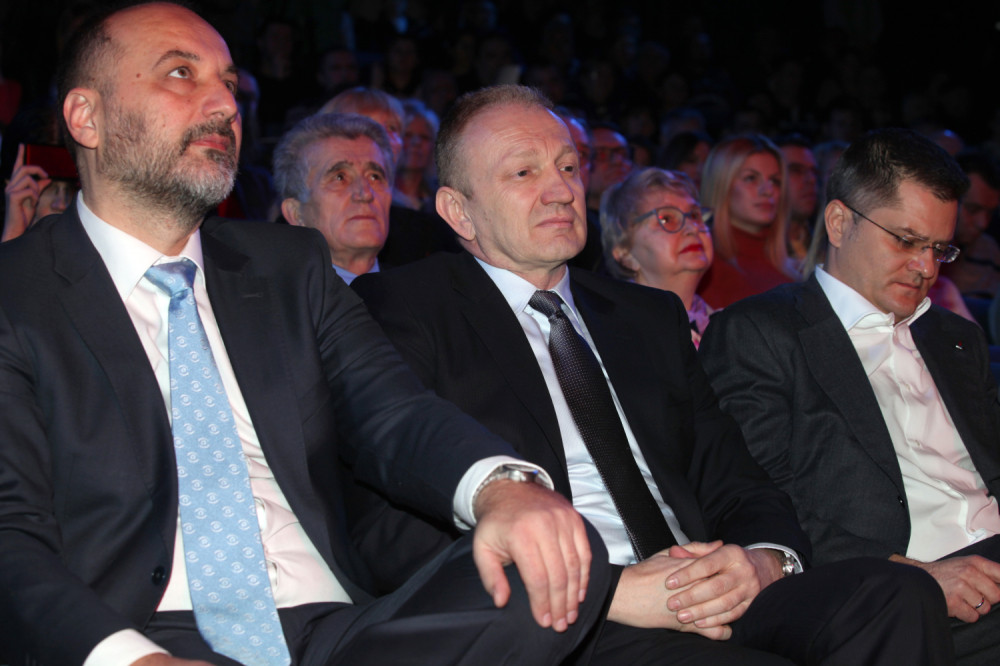 STVARNO SU CIRKUS OPOZICIJA! Ismevaju Đurića koji se našalio pre tri godine, a nemaju odgovora ni na jedno ključno pitanje