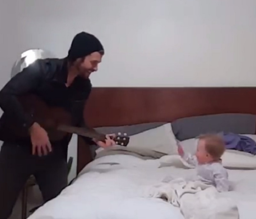 Tata pevao ćerkici serenadu, njena reakcija oduševila svet!