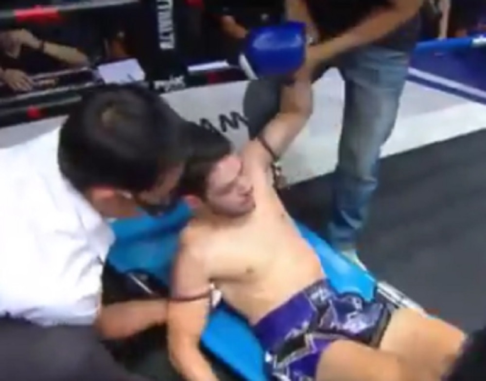 Posle ovog nokauta, boksera na nosilima izneli iz ringa (VIDEO)