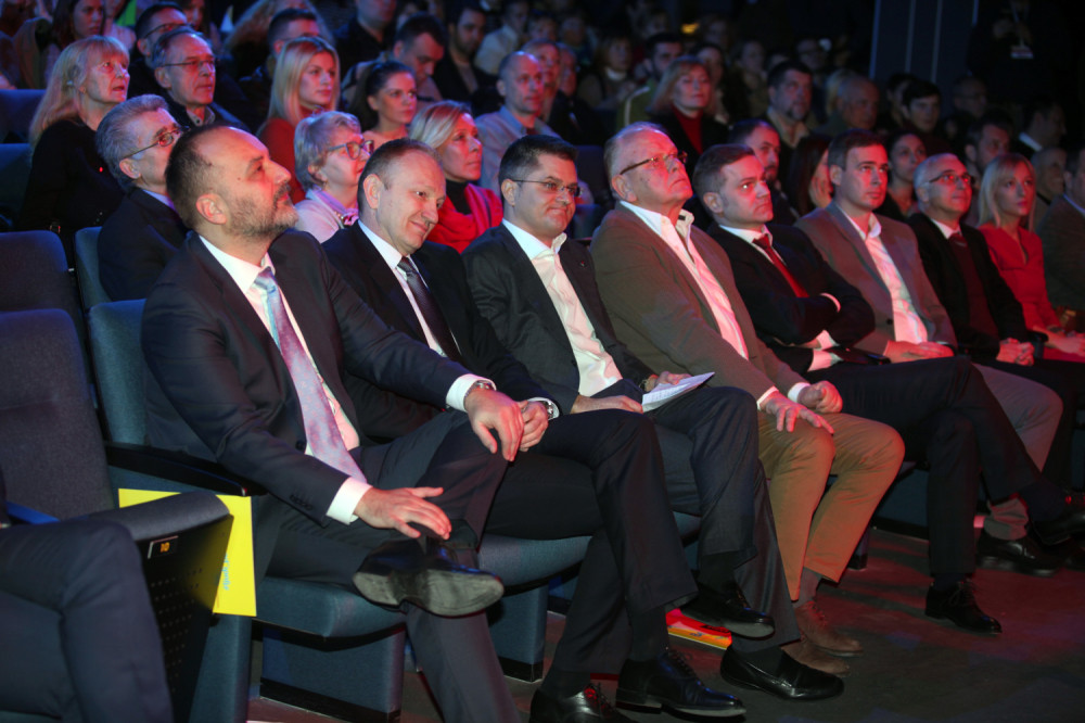 Intenzivno se bavio politikom, mišićav je i riđ, a sada kao zmija noge krije - ĐILAS NIJE! (FOTO)