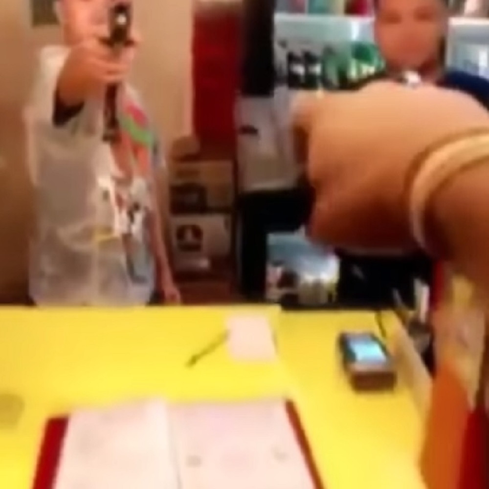 JEZIVO~Klinci oružjem plašili jedni druge, a onda je pištolj opalio...(UZNEMIRUJUĆE)