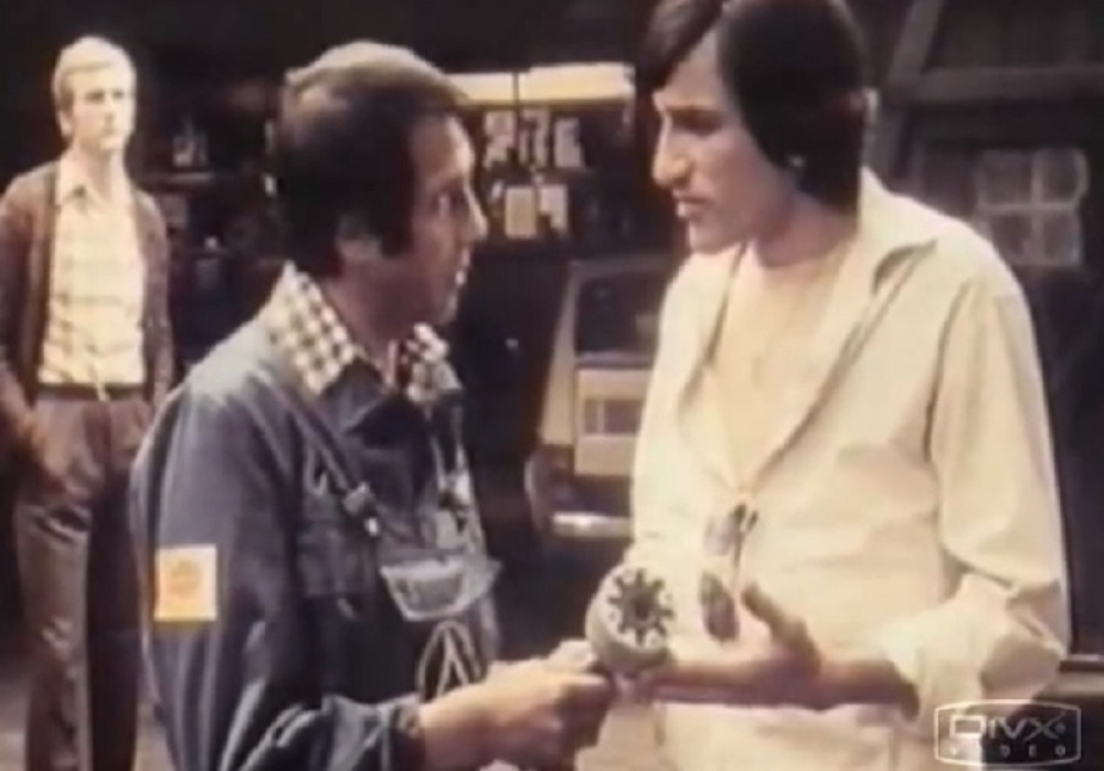 Ona NIKADA nije prebolela odlazak GLUMAČKE LEGENDE, snimljena u obilasku njegovog groba (FOTO)