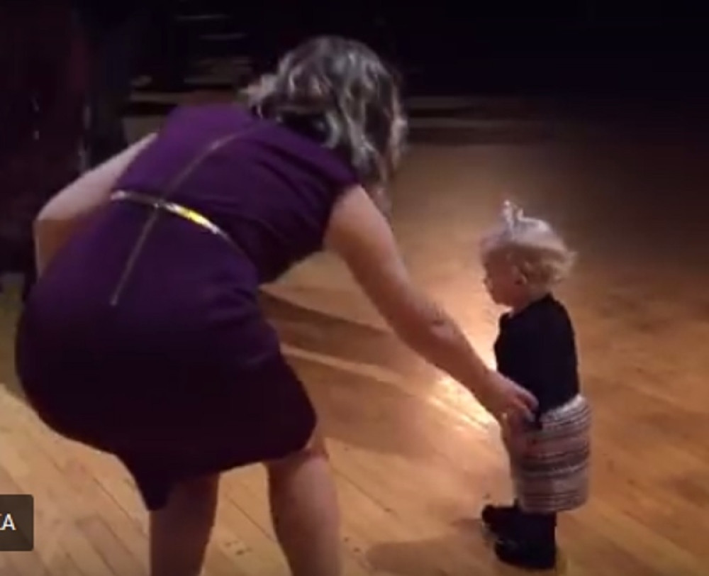 Hteli da sklone devojčicu sa podijuma, a ona im priredila spektakl!