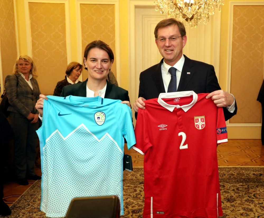 Cerar i Brnabić razmenili dresove