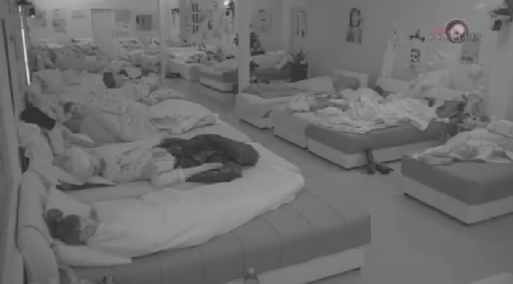 Lazar Jeremić skinuo gaće usred noći, pa pred svim zadrugarima uradio ODVRATNO! (VIDEO)