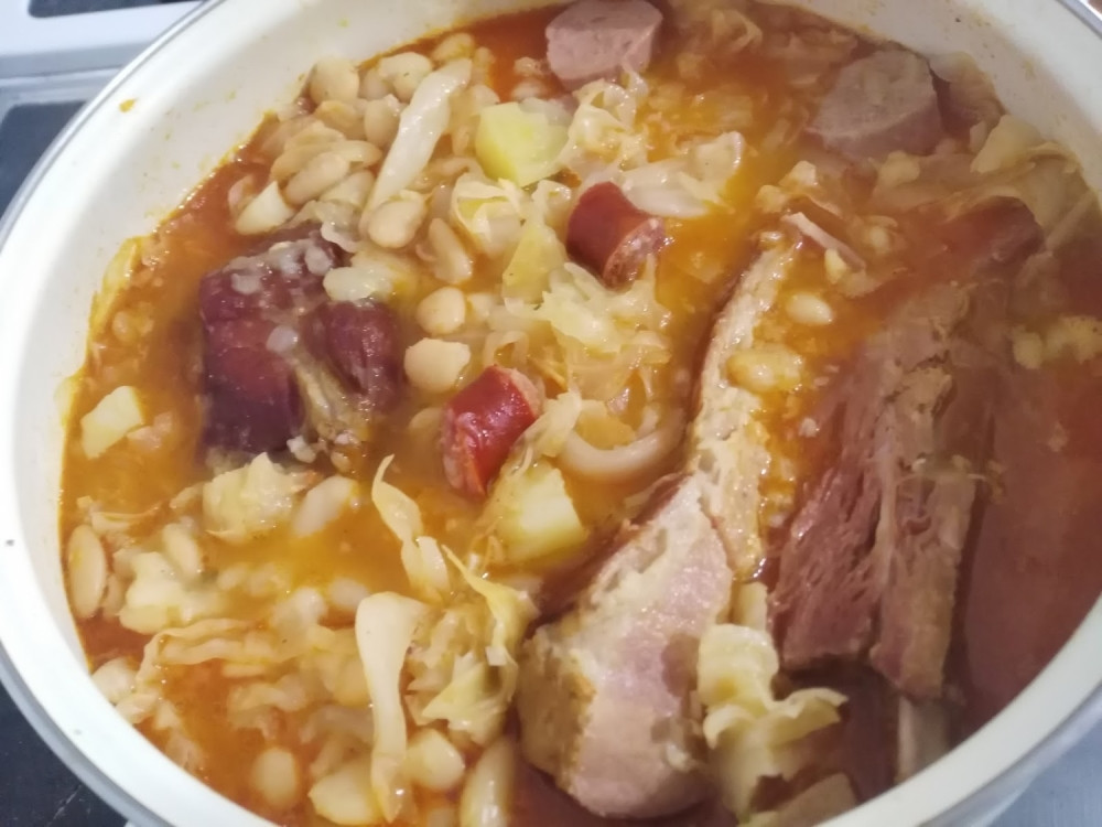 Jota sa suvom slaninom i kobasicom