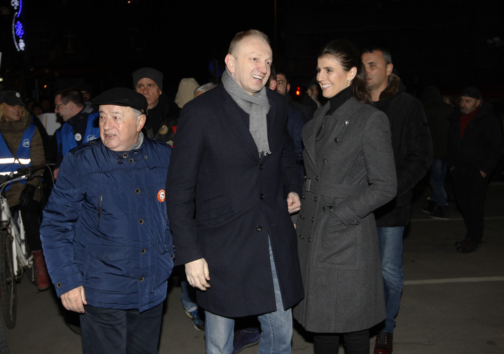 Devojka tera Đilasa da batali politiku