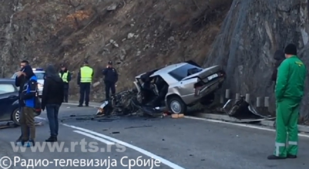 Direktan sudar dva automobila, poginula žena suvozač!