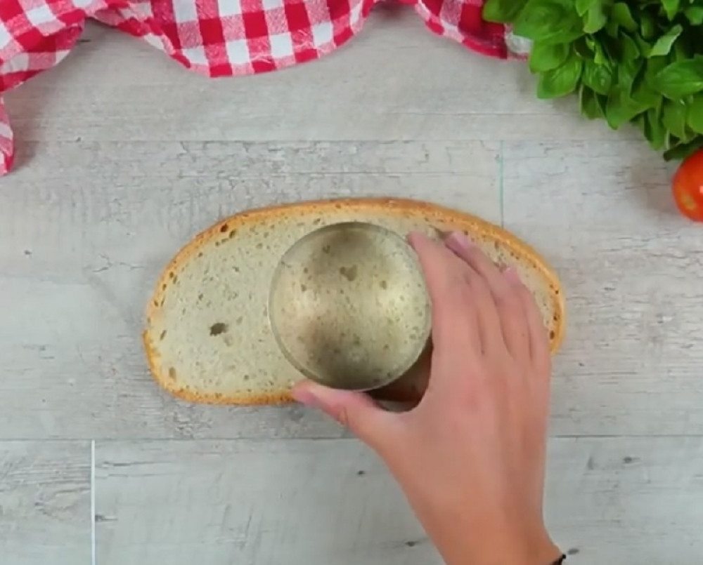 Napravila je rupu u hlebu i pripremila fantastičan obrok!