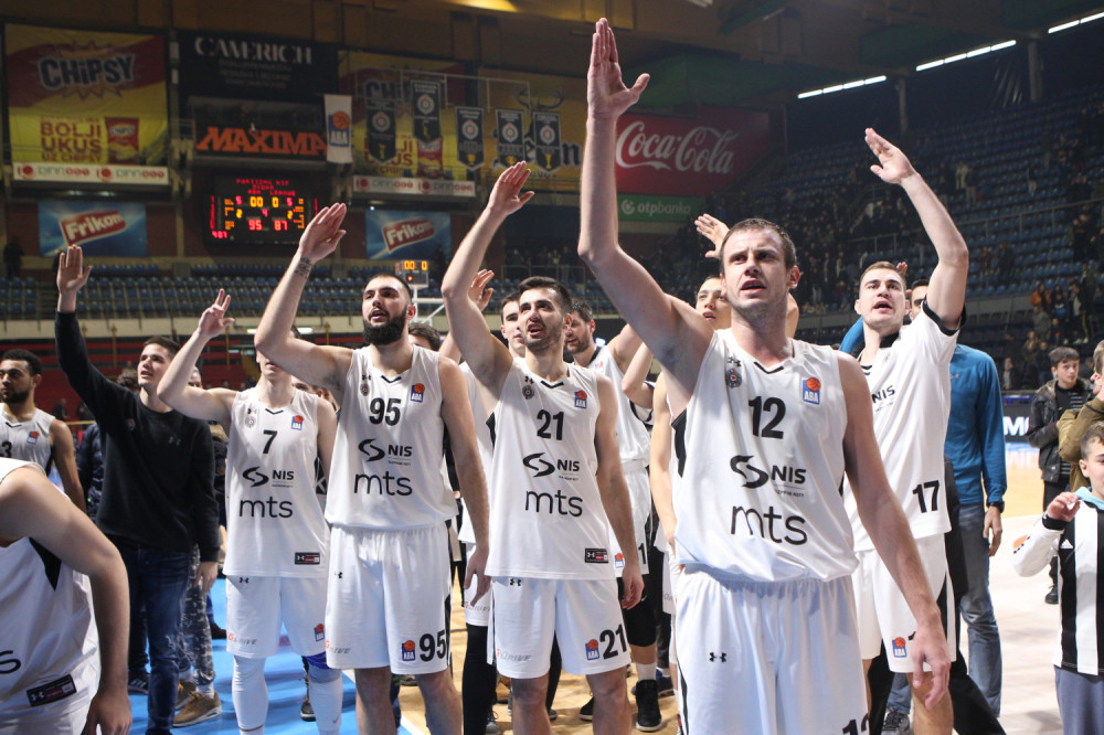 Košarkaši Partizana zbog radova na putu pešačili kilometrima po Crnoj Gori! (FOTO)