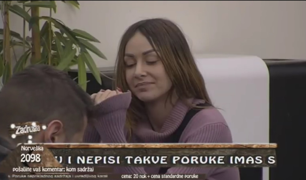 Maca skoro gola sedi na porodičnom sastanku (FOTO)