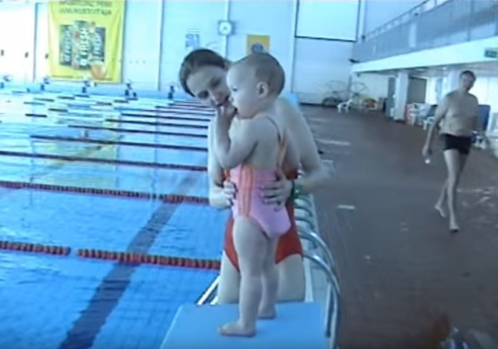 Ima 21 mesec, a pliva kao Nađa Higl