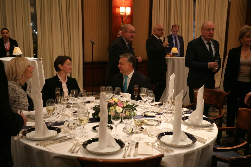 Carska klopa za srpske ministre!