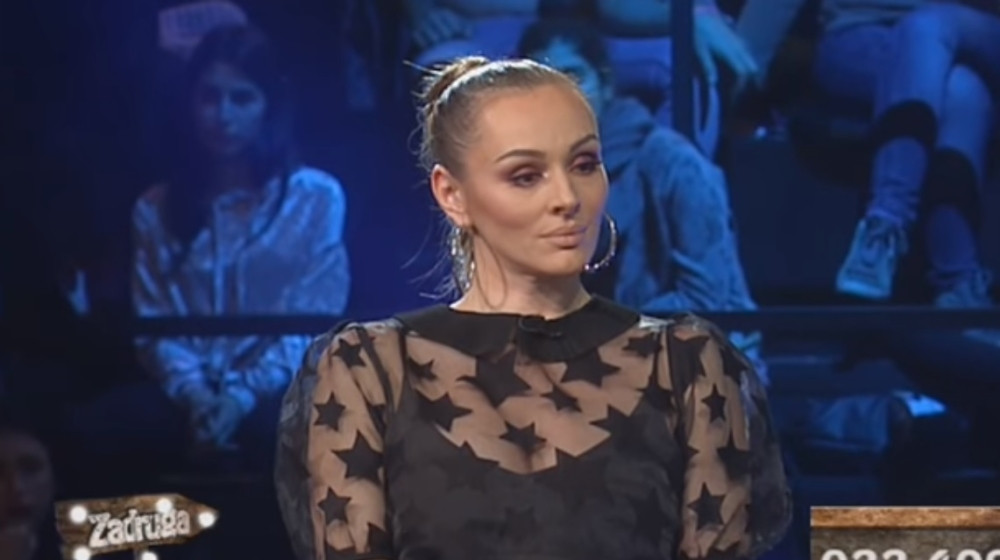 OGLASILA SE ANABELINA KUĆEPAZITELJKA Evo kako je pevačica posle tuče sa suprugom! Ne izlazi iz stana!