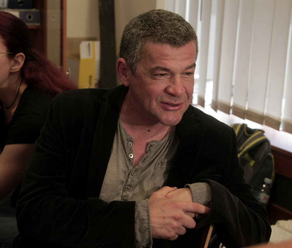 Ovo je poslednja SMS poruka koju je Glogovac poslao: "Pesma se čuje u bolničkoj sobi, na prejakim sam tabletama"