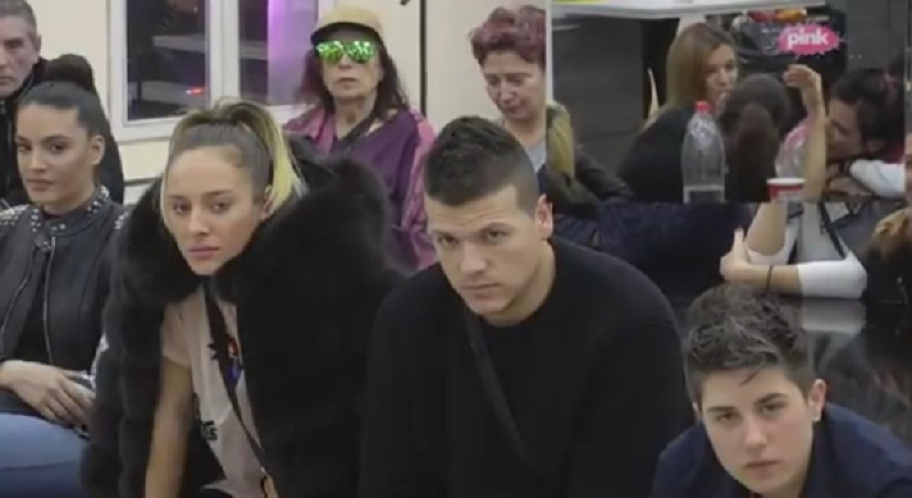 Sloba u šoku, pokazao mu golu zadnjicu!