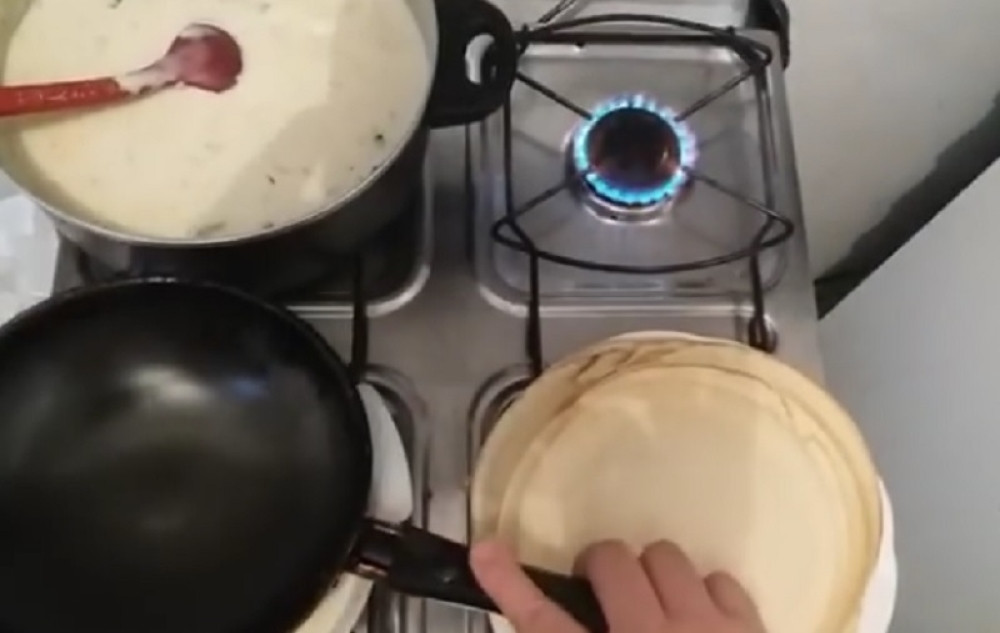 Dno tiganja je umočila u testo za palačinke, a kada vidite šta je napravila poći će vam voda na usta!