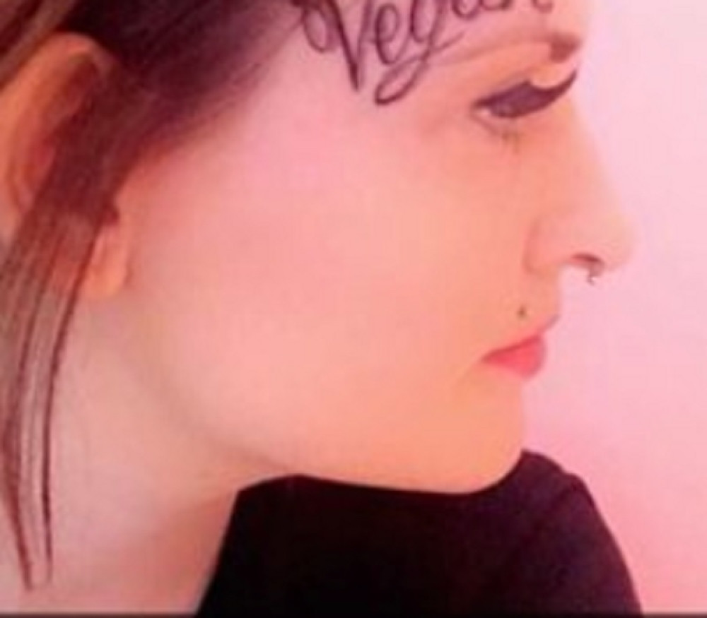 Istetovirala je jednu reč na licu i sačekao je stampedo na internetu (FOTO)