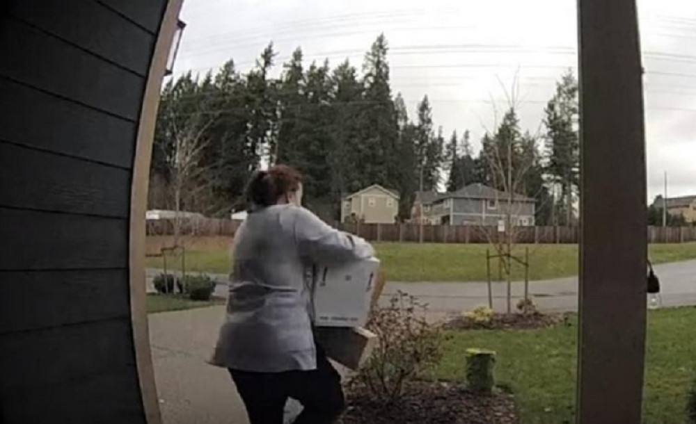 Pokušala da ukrade pakete, pa joj se desilo ovo!