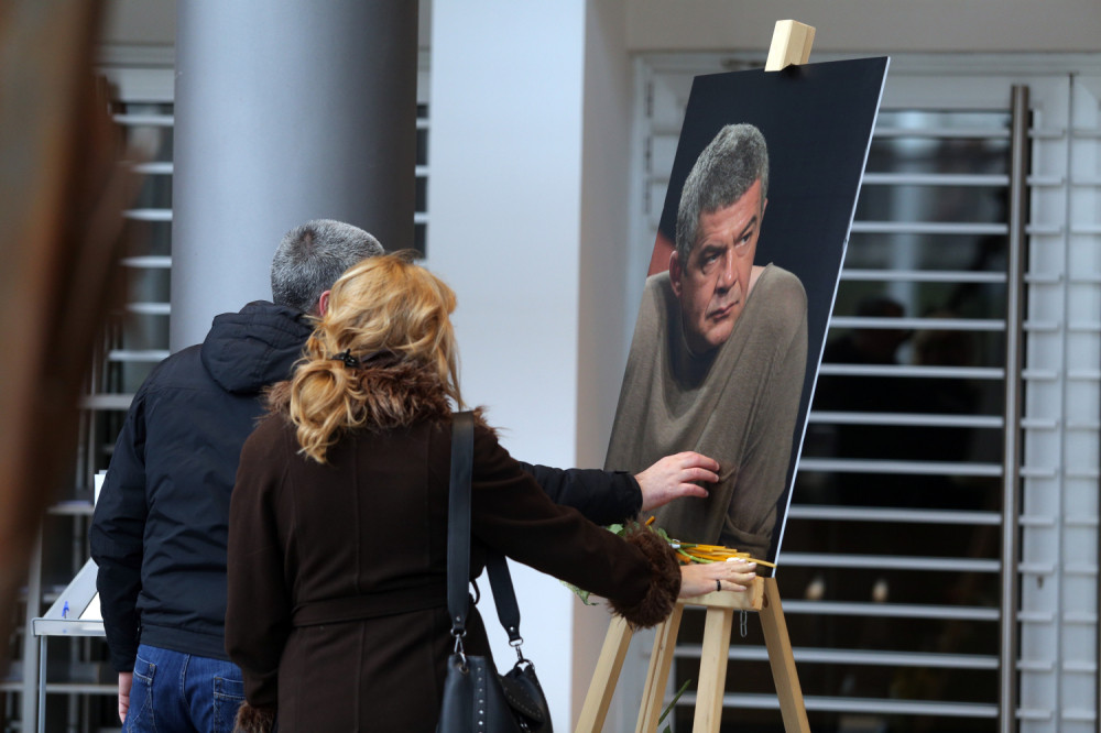 Redovi za knjigu žalosti!