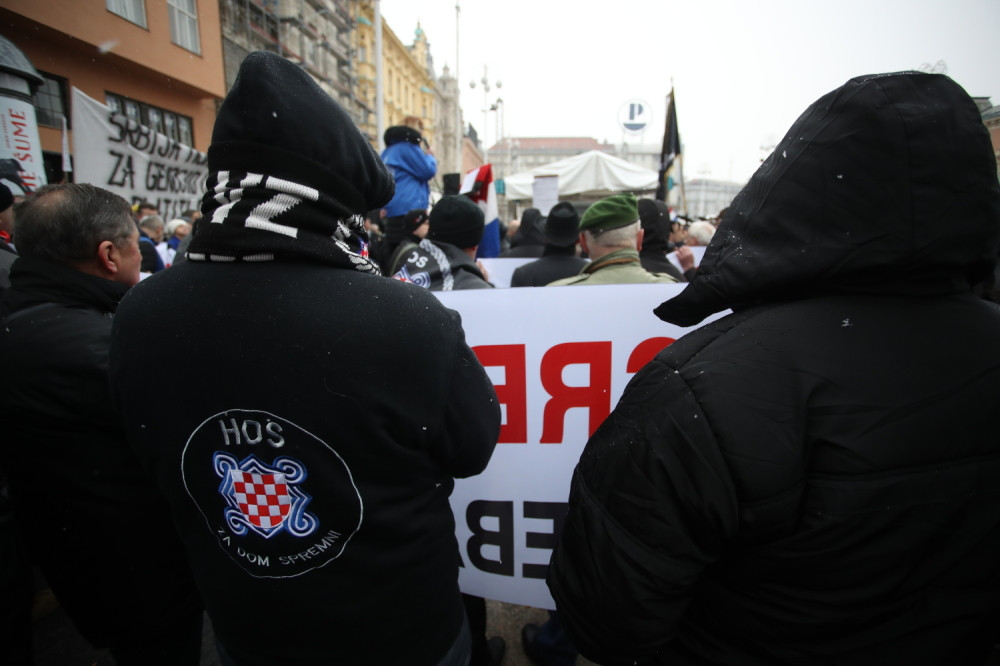 Ustaše skandiraju: "Za dom spremni"