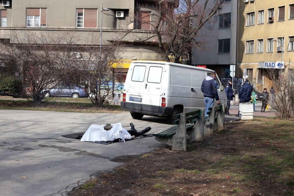 Telo muškarca pronađeno na klupi u parku (FOTO)