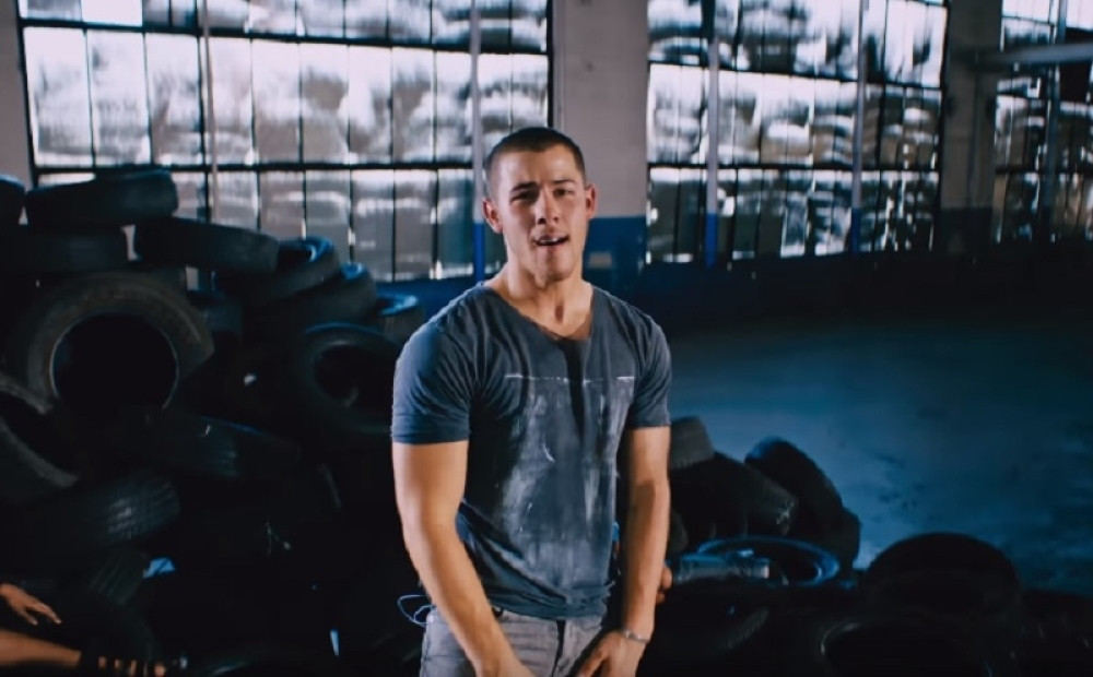 Poznati pevač obukao preuske pantalone, svet bruji o njegovom polnom organu!