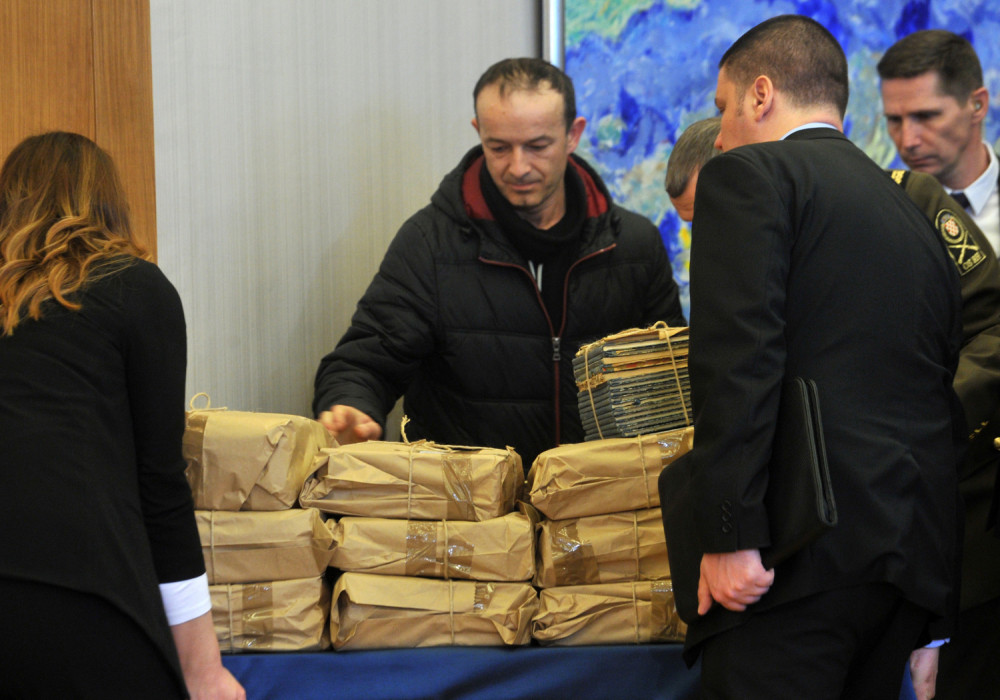 Šta se krije u 13 paketa koje je Vučić odneo u Zagreb