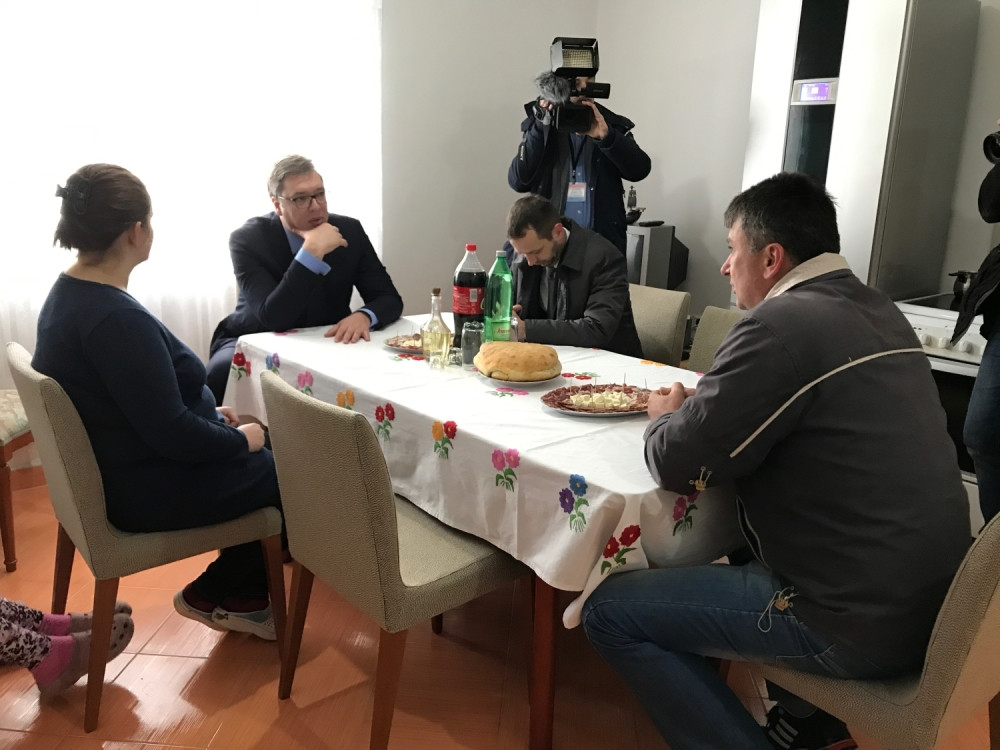 Vučić srpskim porodicama u Vrginmostu doneo poklone