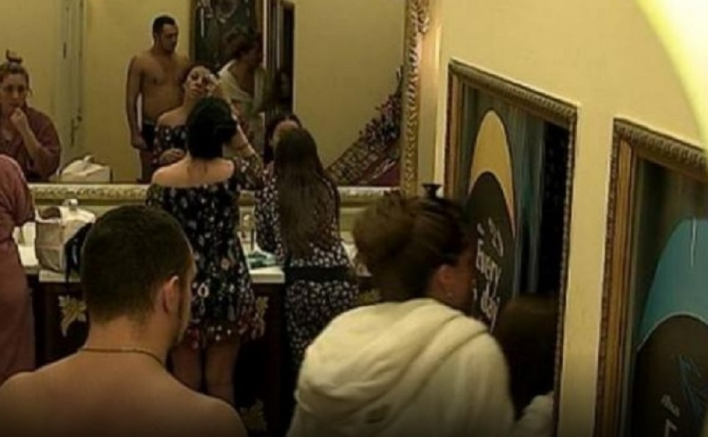 Dalila pokušala nasilno da izvuče golu devojku iz tuš kabine!