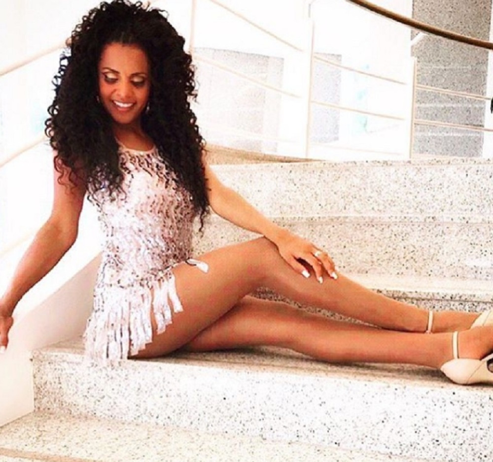 Poznata lepotica ostala bez gaćica nasred ulice! (18+)