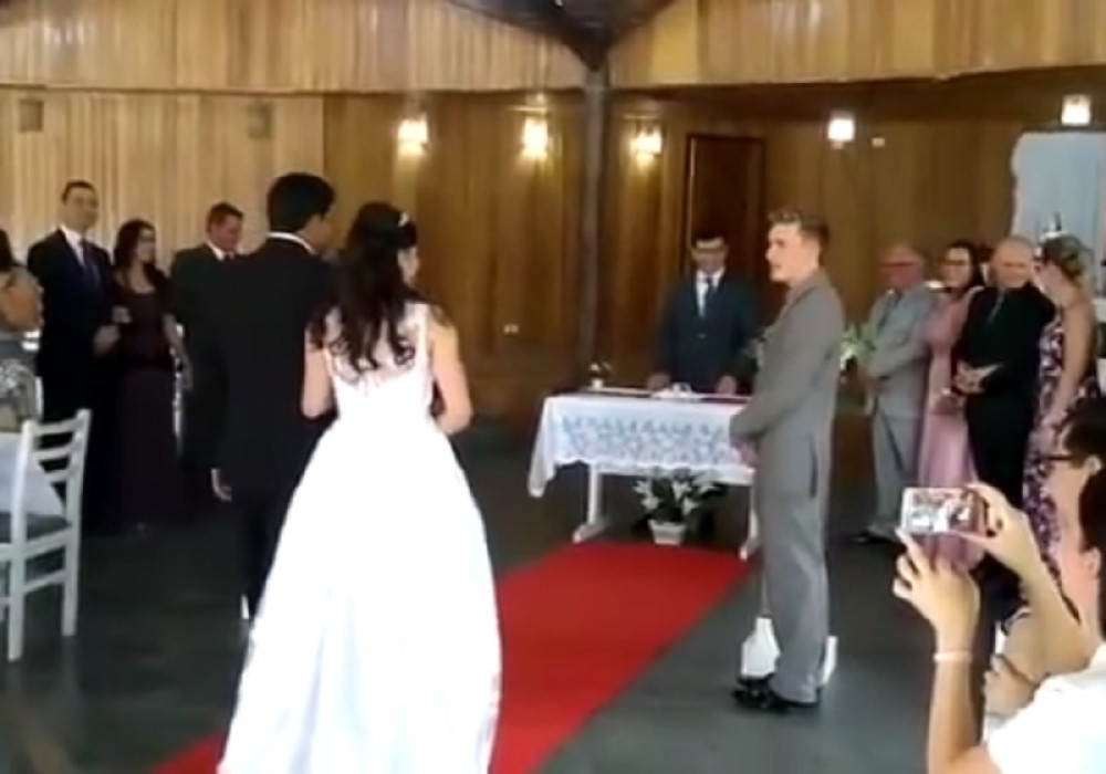 Mlada ponosno došla do oltara, a onda doživela šok!