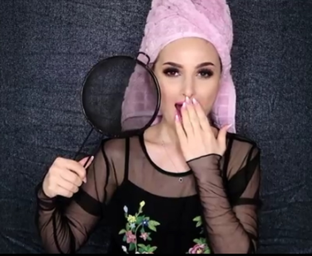 Sušila kosu kroz cediljku i evo šta je dobila!