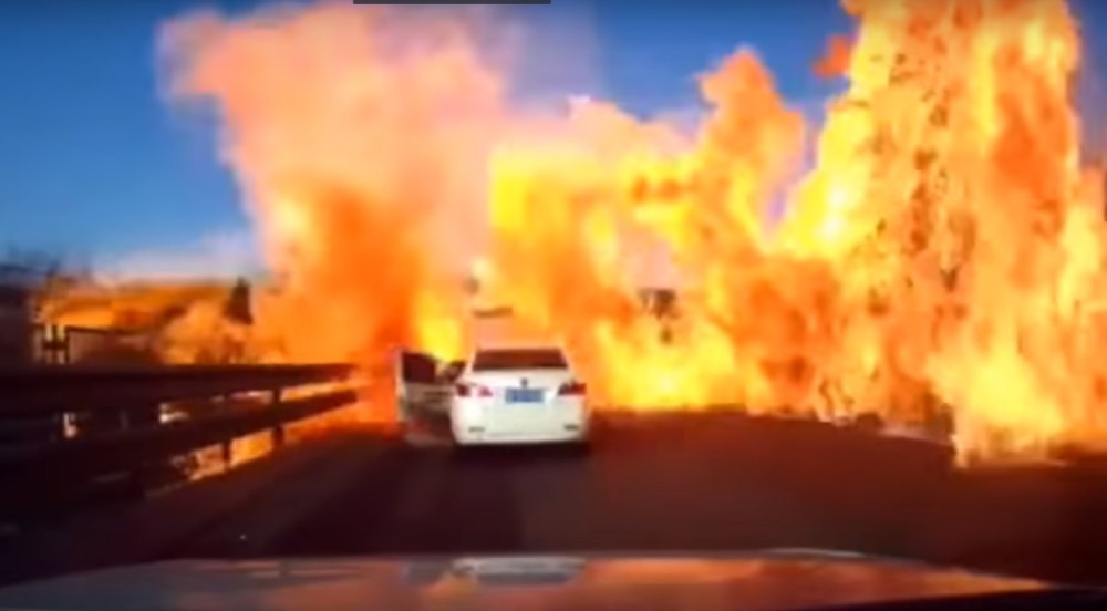 Cisterna puna gasa eksplodirala na putu!