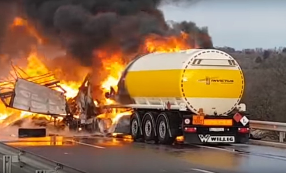 Planula cisterna, izgoreo vozač!